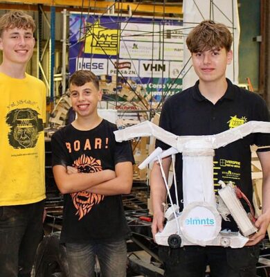 Leden van Nameless 2.0 tonen trots de maquette van hun wagen genaamd ‘Code Geel?!’ – Door: Janine Renes