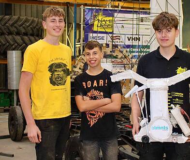Leden van Nameless 2.0 tonen trots de maquette van hun wagen genaamd ‘Code Geel?!’ – Door: Janine Renes