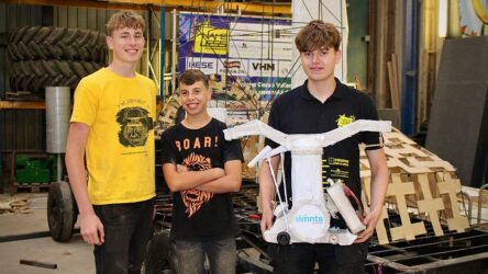 Leden van Nameless 2.0 tonen trots de maquette van hun wagen genaamd ‘Code Geel?!’ – Door: Janine Renes