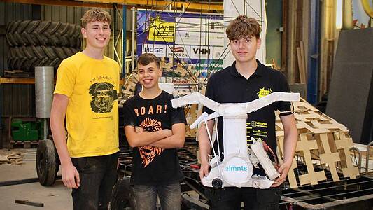 Leden van Nameless 2.0 tonen trots de maquette van hun wagen genaamd ‘Code Geel?!’ – Door: Janine Renes