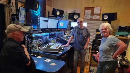 Tjeerd Nieuwenhuis, Herman van Hien en Lucie Otten in de studio van lokale omroep Slos. - Foto- Don van der Veen