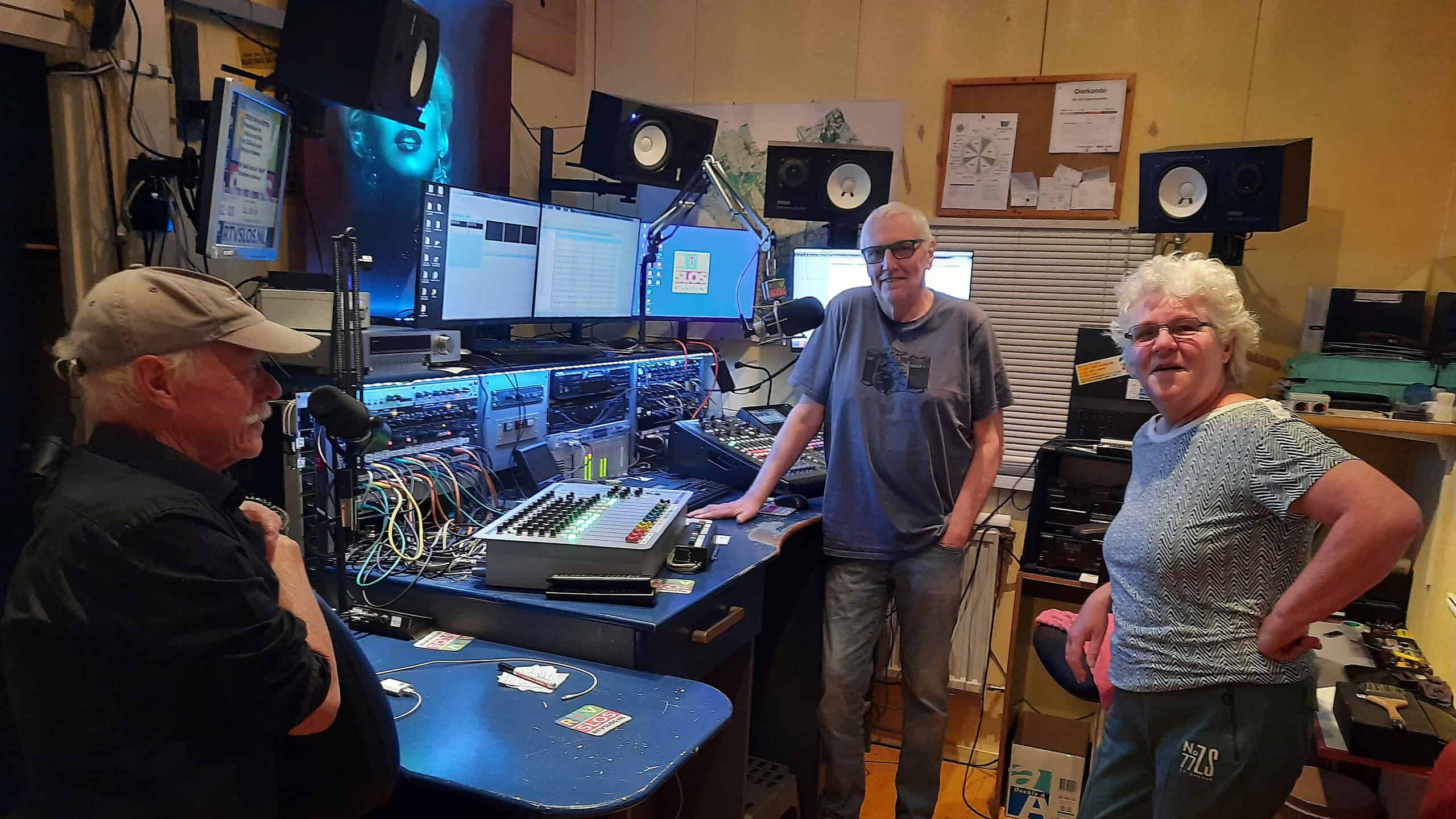 Tjeerd Nieuwenhuis, Herman van Hien en Lucie Otten in de studio van lokale omroep Slos. - Foto- Don van der Veen Tjeerd Nieuwenhuis, Herman van Hien en Lucie Otten in de studio van lokale omroep Slos. - Foto- Don van der Veen