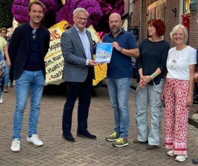 Overhandigen Visie Vollenhove -foto aangeleverd