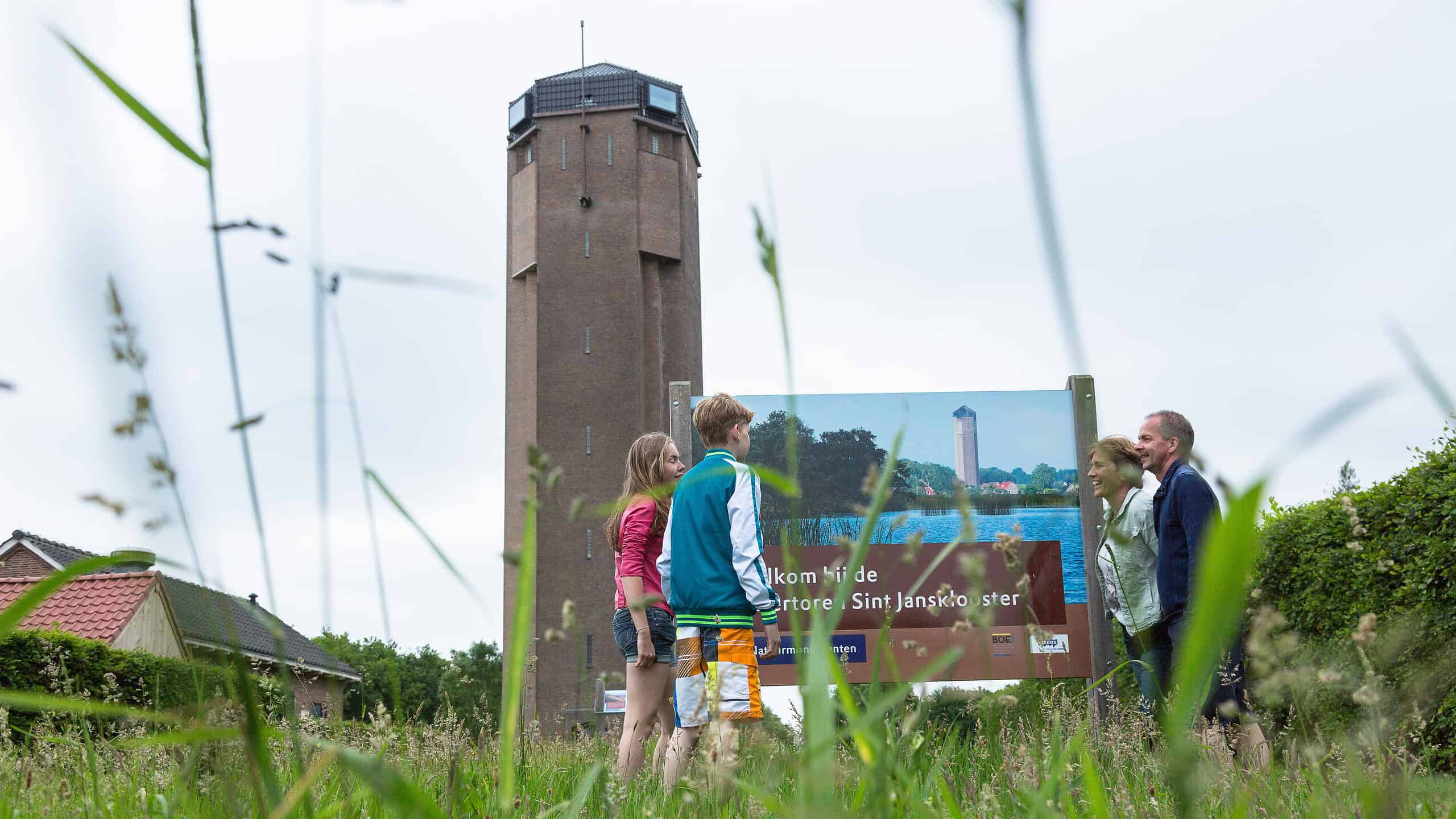 Watertoren met bezoekers - foto Andries de la Lande Cremer