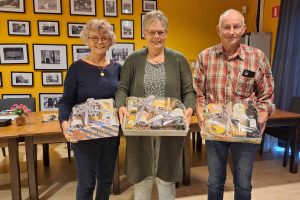 De top 3 van het Open Kampioenschap klaverjassen, v.l.n.r.: Rommie Jongschaap (3e), Grietje Luik (1ste) en Bouke Jonker (2e) - foto aangeleverd
