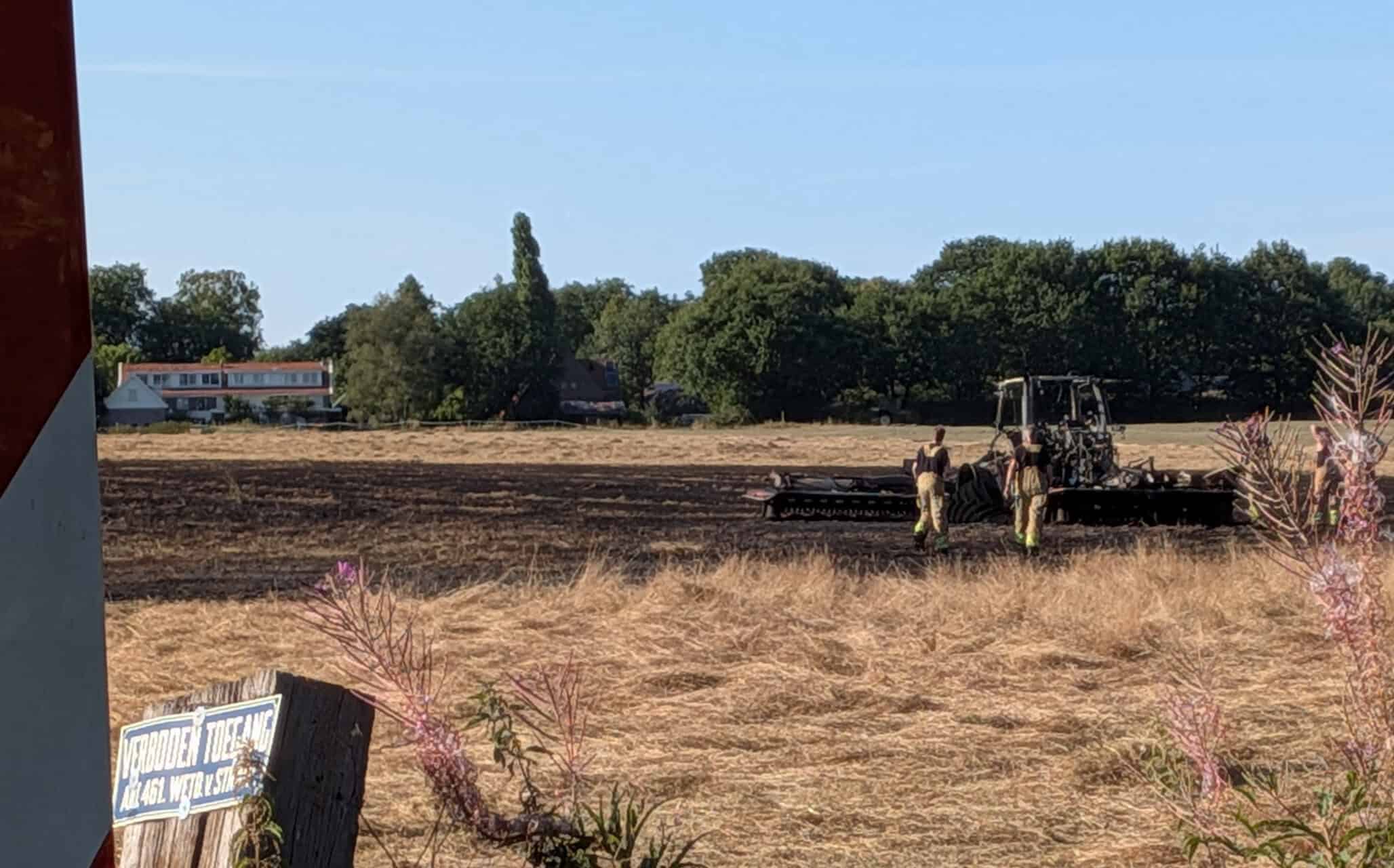 De laatste brandweermedewerkers op de verbrande akker (foto: De Werven).