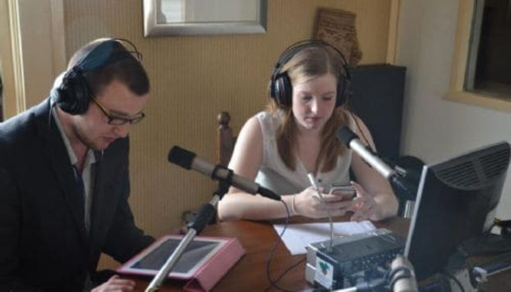 Kimberly de Jonge en Tim de Vries tijdens een uitzending van JongInDeKop Radio