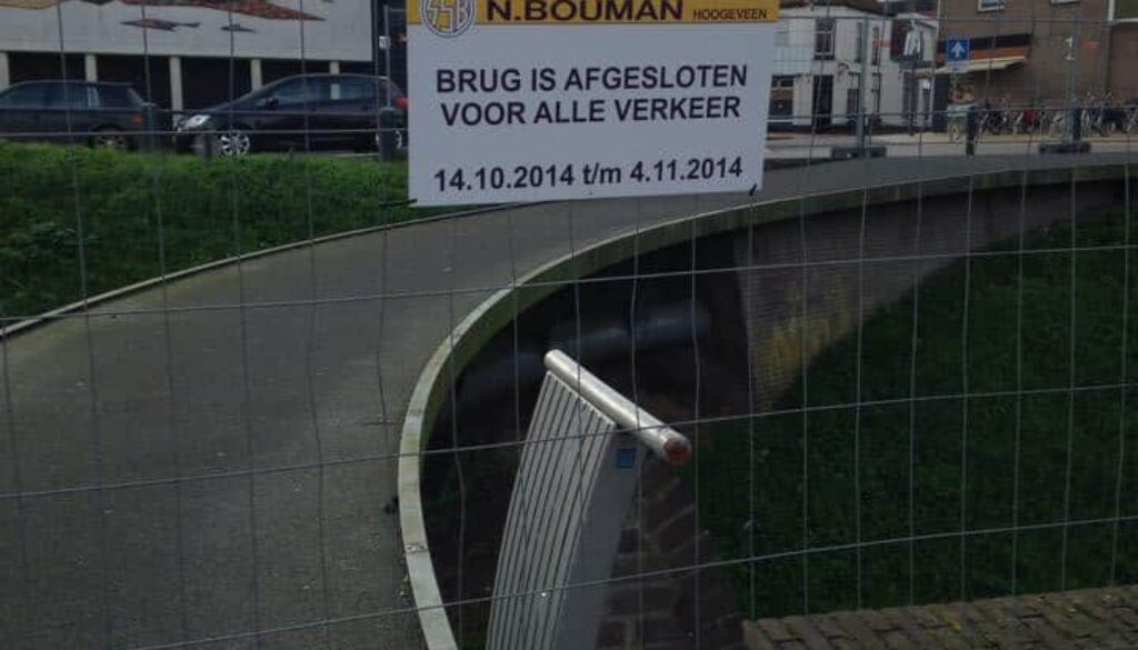 De brug over de Looijersgracht is afgesloten voor onderhoud.
