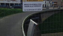 De brug over de Looijersgracht is afgesloten voor onderhoud.