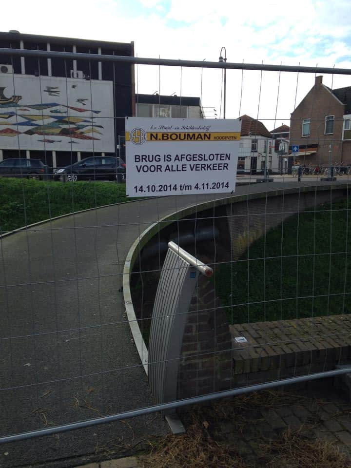 De brug over de Looijersgracht is afgesloten voor onderhoud.