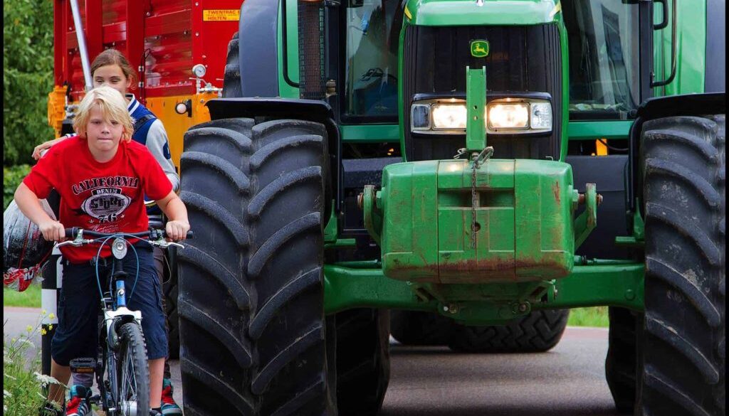 foto bij persbericht over jeugdverkeersproject met landbouwverkeer