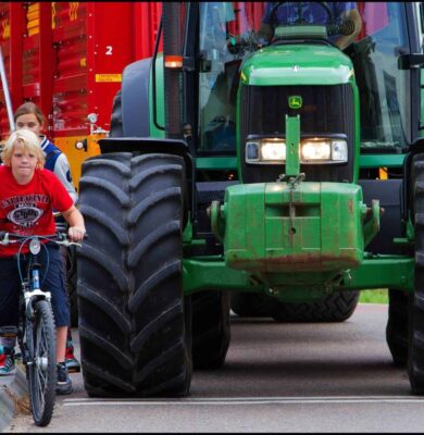 foto bij persbericht over jeugdverkeersproject met landbouwverkeer