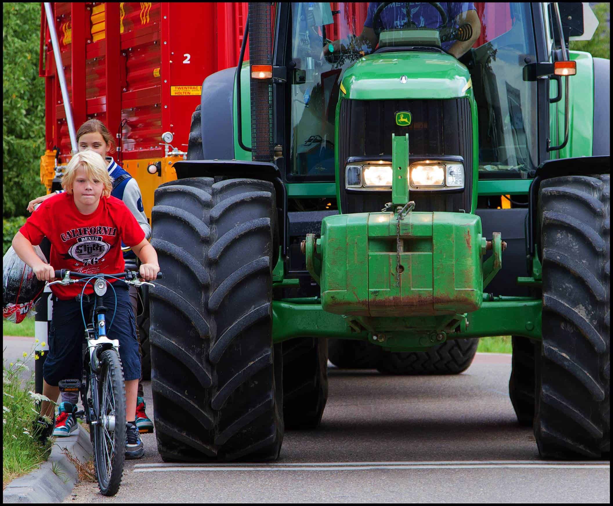 foto bij persbericht over jeugdverkeersproject met landbouwverkeer