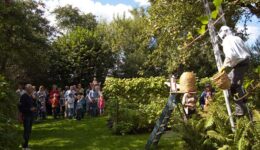 toeschouwers op veilige afstand
