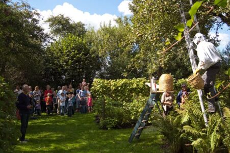 toeschouwers op veilige afstand