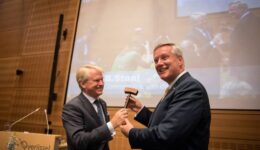 Overhandiging voorzittershamer
