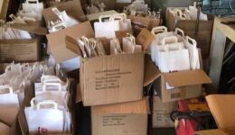 Foto 700 schilderspakketten staan klaar