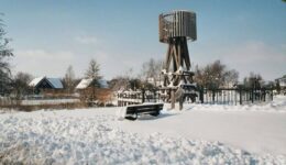 Paasloo tonmolen in sneeuw