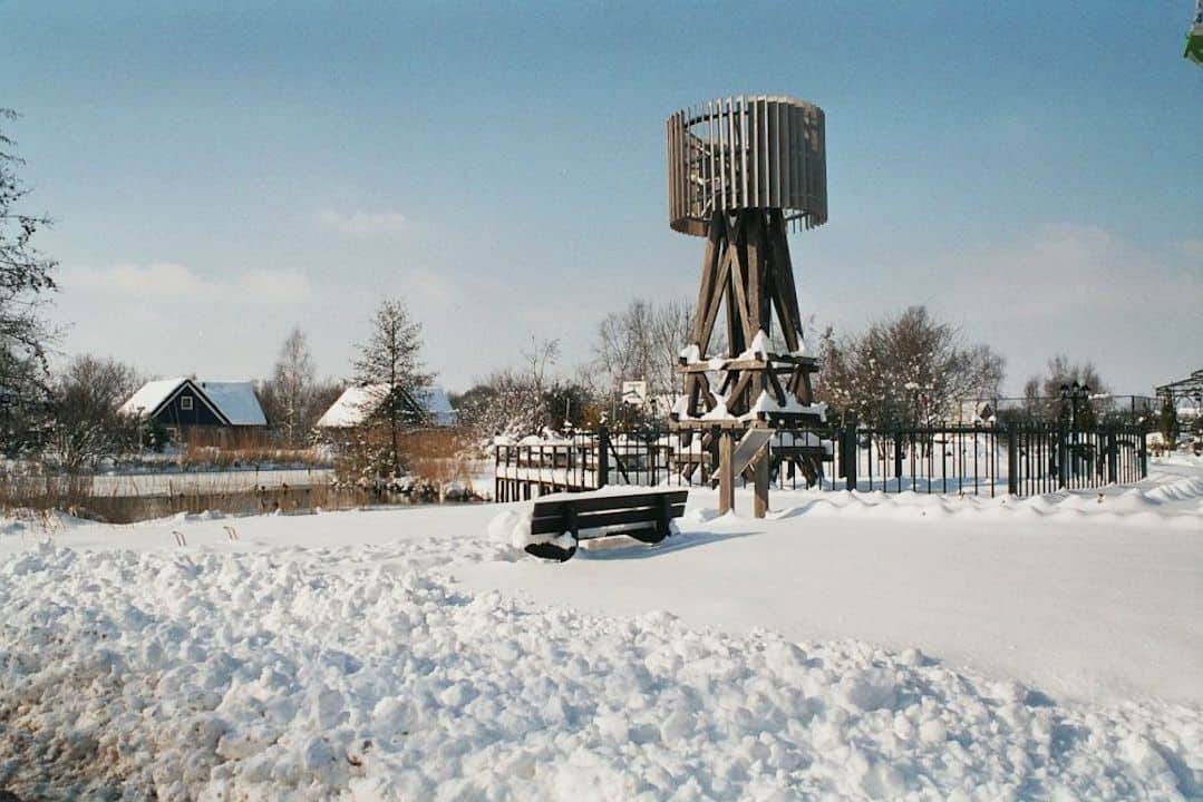 Paasloo tonmolen in sneeuw