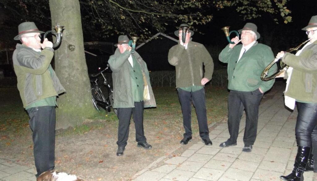 Hoornblazers-bij-de-Sint-Hubertusviering-bij-de-start-van-het-jachtseizoen-in-de-St.-Andreaskerk-in-Steenwijkerwold