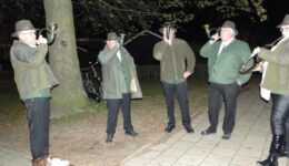 Hoornblazers-bij-de-Sint-Hubertusviering-bij-de-start-van-het-jachtseizoen-in-de-St.-Andreaskerk-in-Steenwijkerwold