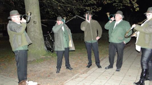 Hoornblazers-bij-de-Sint-Hubertusviering-bij-de-start-van-het-jachtseizoen-in-de-St.-Andreaskerk-in-Steenwijkerwold