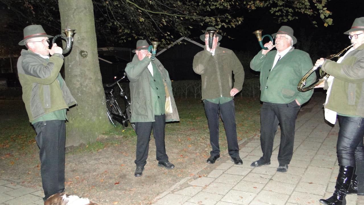 Hoornblazers-bij-de-Sint-Hubertusviering-bij-de-start-van-het-jachtseizoen-in-de-St.-Andreaskerk-in-Steenwijkerwold