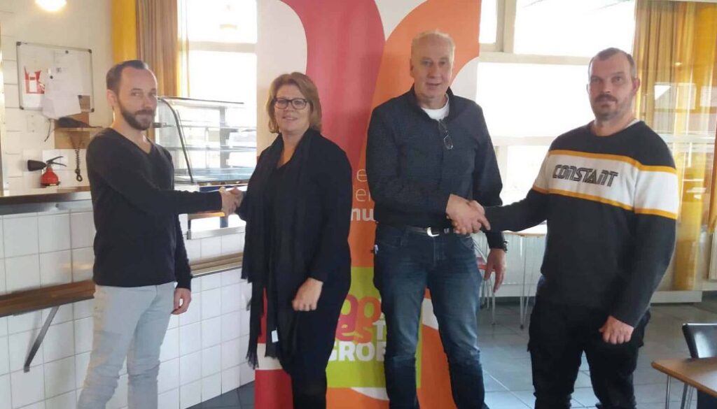 Sonja Fokkens en Harm Knol feliciteren twee nieuwe collega's