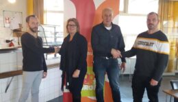 Sonja Fokkens en Harm Knol feliciteren twee nieuwe collega's