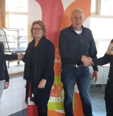 Sonja Fokkens en Harm Knol feliciteren twee nieuwe collega's