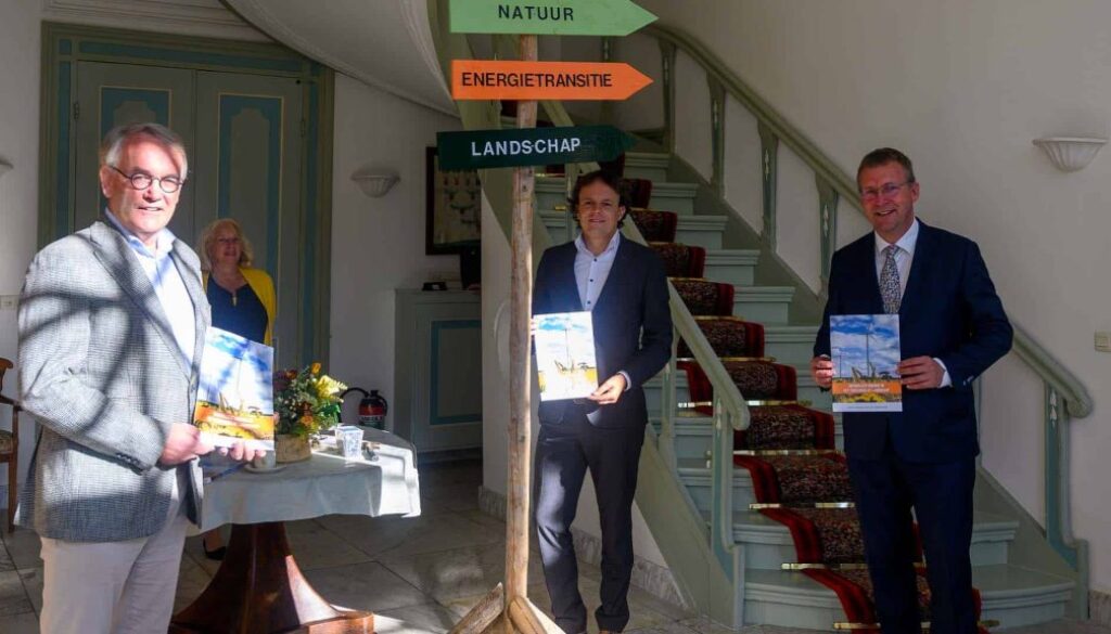 De drie bestuurders met en bij de wegwijzer