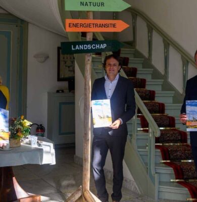 De drie bestuurders met en bij de wegwijzer