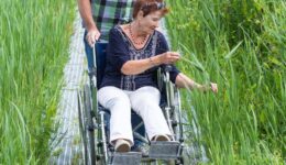 mevrouw in rolstoel