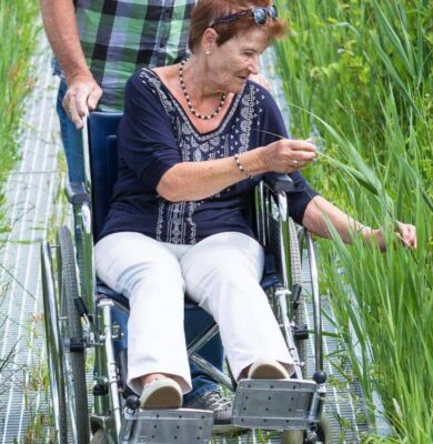 mevrouw in rolstoel