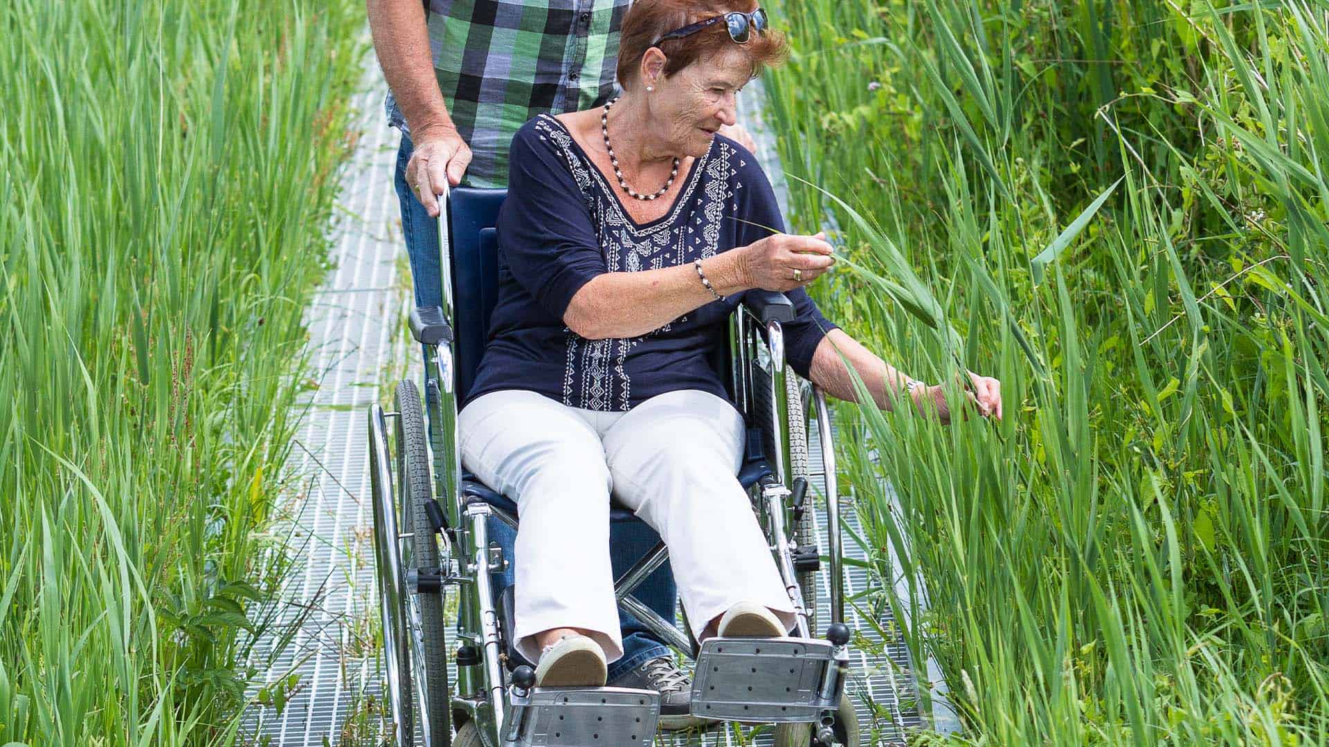 mevrouw in rolstoel