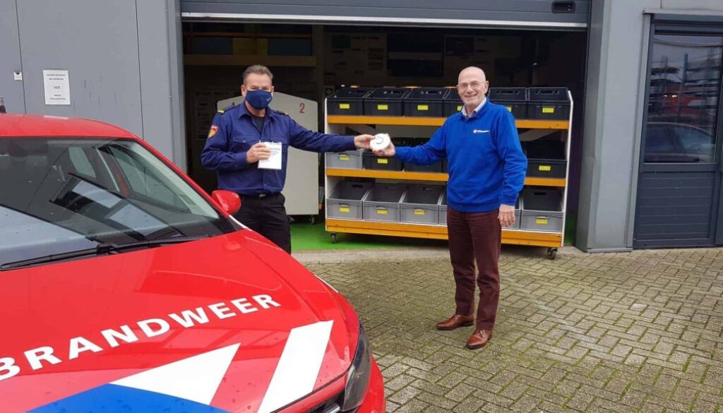 William van Nieuwenhuijsen van Veiligheidsregio IJsselland overhandigt de rookmelders aan Frans Rouwenhoff, voorzitter van Voedselbank Raalte e.o. Frans: “Na inventarisatie onder de 170 cliënten bleek, dat 40 huishoudens niet over een rookmelder beschikte. William heeft daarom 40 rookmelders aan mij overhandigd. Een mooi initiatief van Veiligheidsregio IJsselland.”