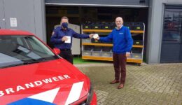 William van Nieuwenhuijsen van Veiligheidsregio IJsselland overhandigt de rookmelders aan Frans Rouwenhoff, voorzitter van Voedselbank Raalte e.o. Frans: “Na inventarisatie onder de 170 cliënten bleek, dat 40 huishoudens niet over een rookmelder beschikte. William heeft daarom 40 rookmelders aan mij overhandigd. Een mooi initiatief van Veiligheidsregio IJsselland.”