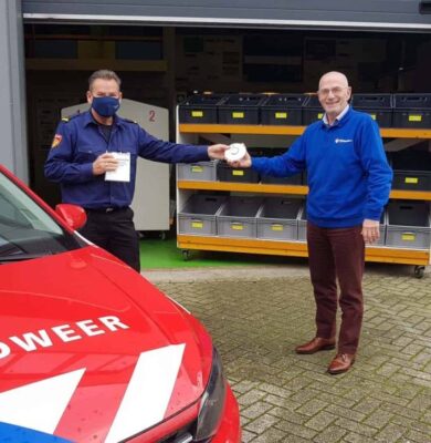 William van Nieuwenhuijsen van Veiligheidsregio IJsselland overhandigt de rookmelders aan Frans Rouwenhoff, voorzitter van Voedselbank Raalte e.o. Frans: “Na inventarisatie onder de 170 cliënten bleek, dat 40 huishoudens niet over een rookmelder beschikte. William heeft daarom 40 rookmelders aan mij overhandigd. Een mooi initiatief van Veiligheidsregio IJsselland.”