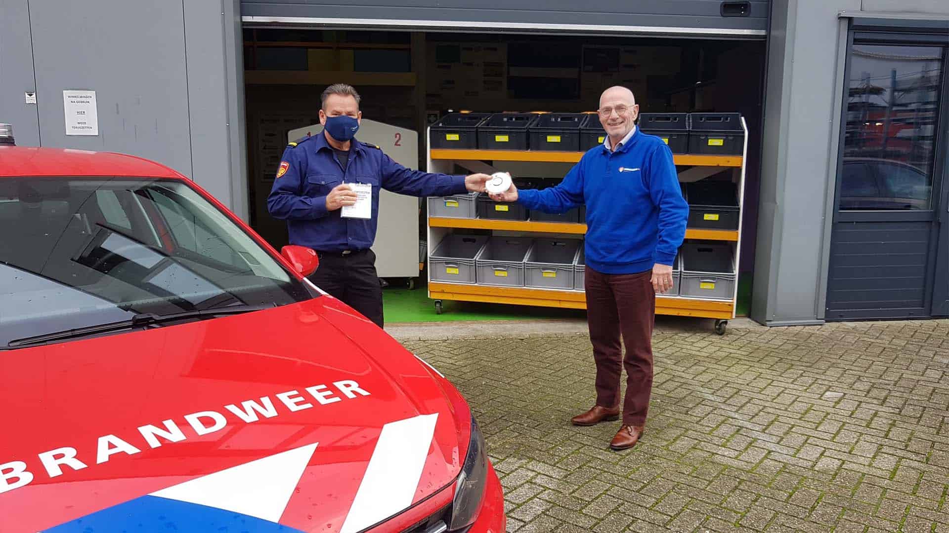 William van Nieuwenhuijsen van Veiligheidsregio IJsselland overhandigt de rookmelders aan Frans Rouwenhoff, voorzitter van Voedselbank Raalte e.o. Frans: “Na inventarisatie onder de 170 cliënten bleek, dat 40 huishoudens niet over een rookmelder beschikte. William heeft daarom 40 rookmelders aan mij overhandigd. Een mooi initiatief van Veiligheidsregio IJsselland.”