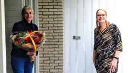 overhandiging-mantelzorg-boeket-1