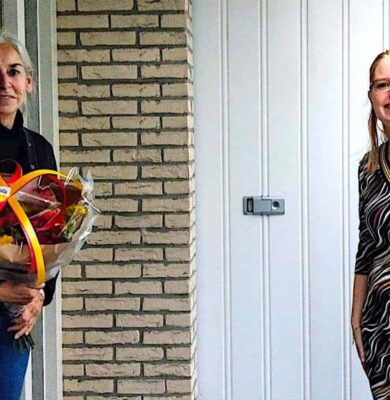 overhandiging-mantelzorg-boeket-1
