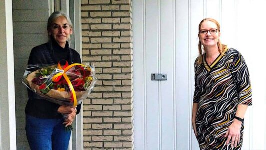 overhandiging-mantelzorg-boeket-1