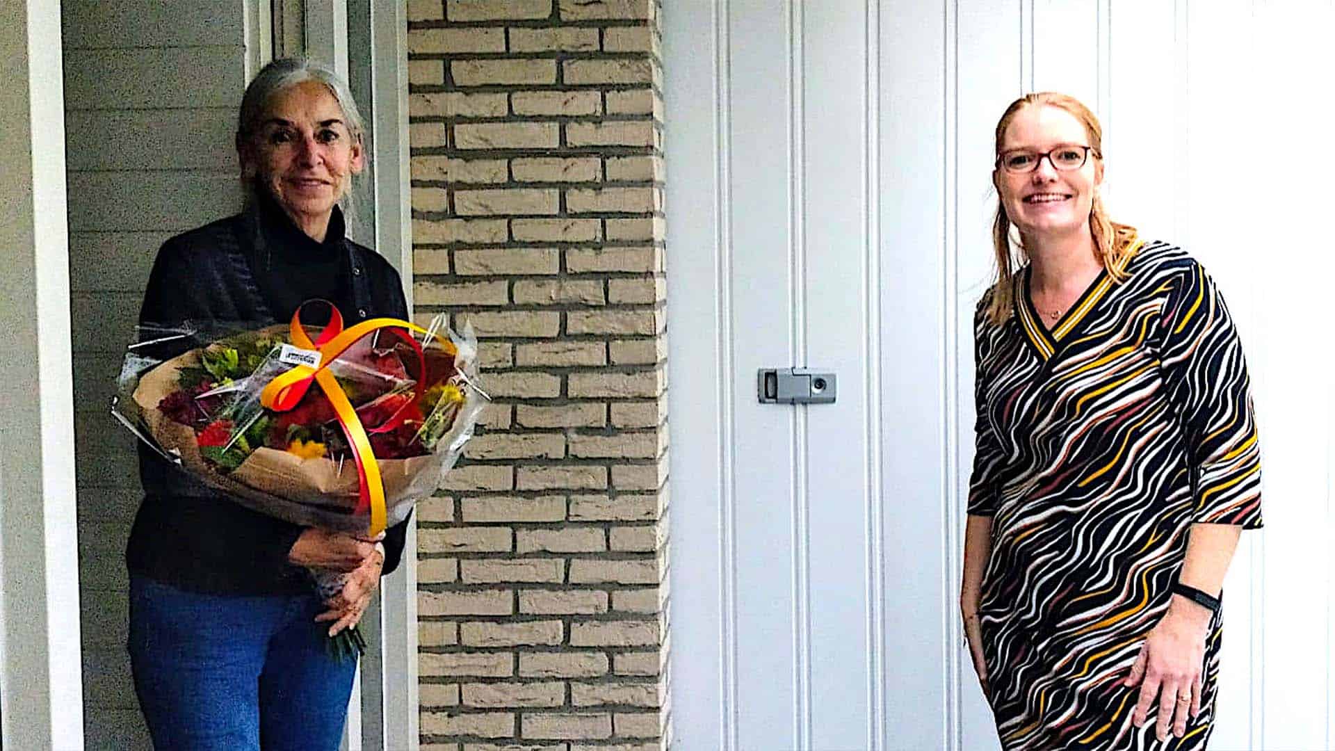 overhandiging-mantelzorg-boeket-1
