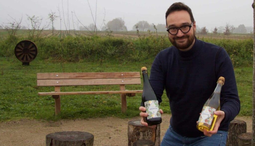 Foto - Tafelaar Niels Lubbinge laat enthousiast de twee varianten van de appelcider