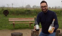 Foto - Tafelaar Niels Lubbinge laat enthousiast de twee varianten van de appelcider