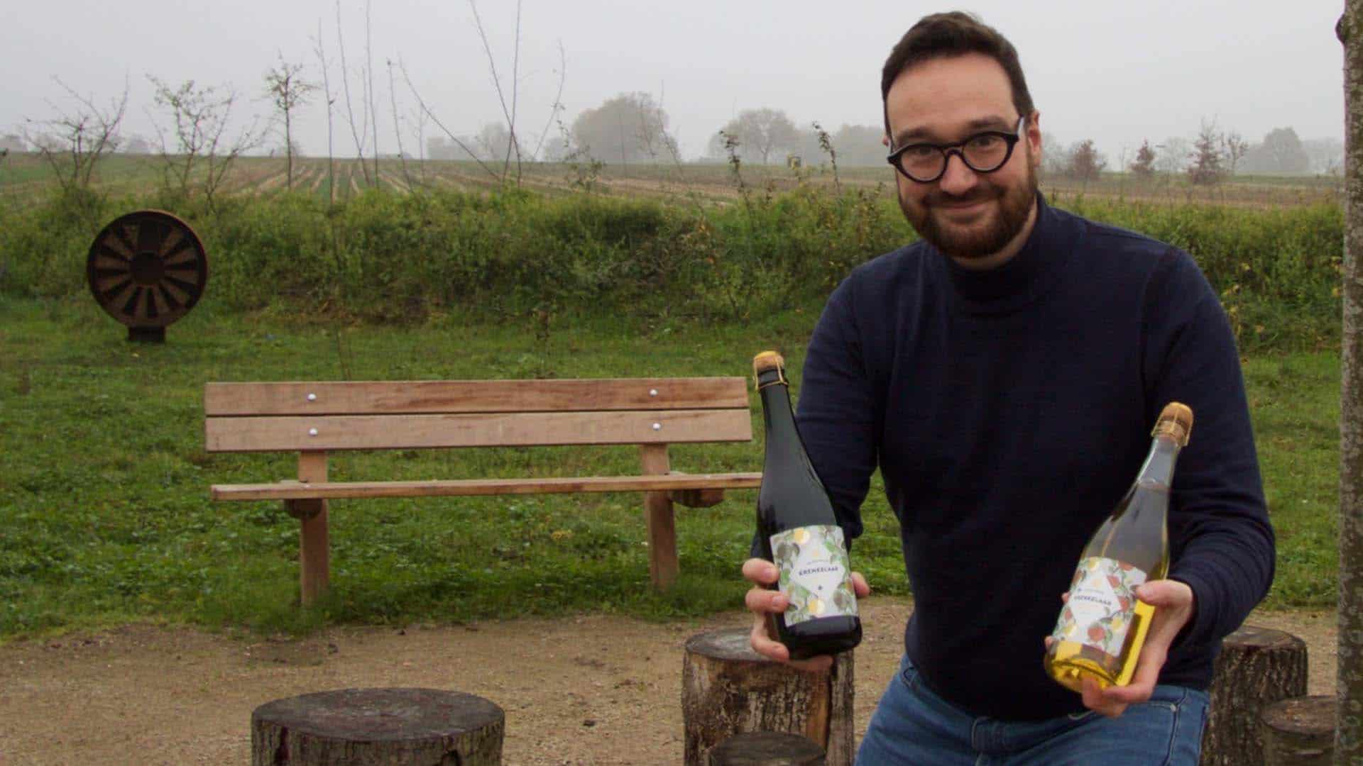 Foto - Tafelaar Niels Lubbinge laat enthousiast de twee varianten van de appelcider