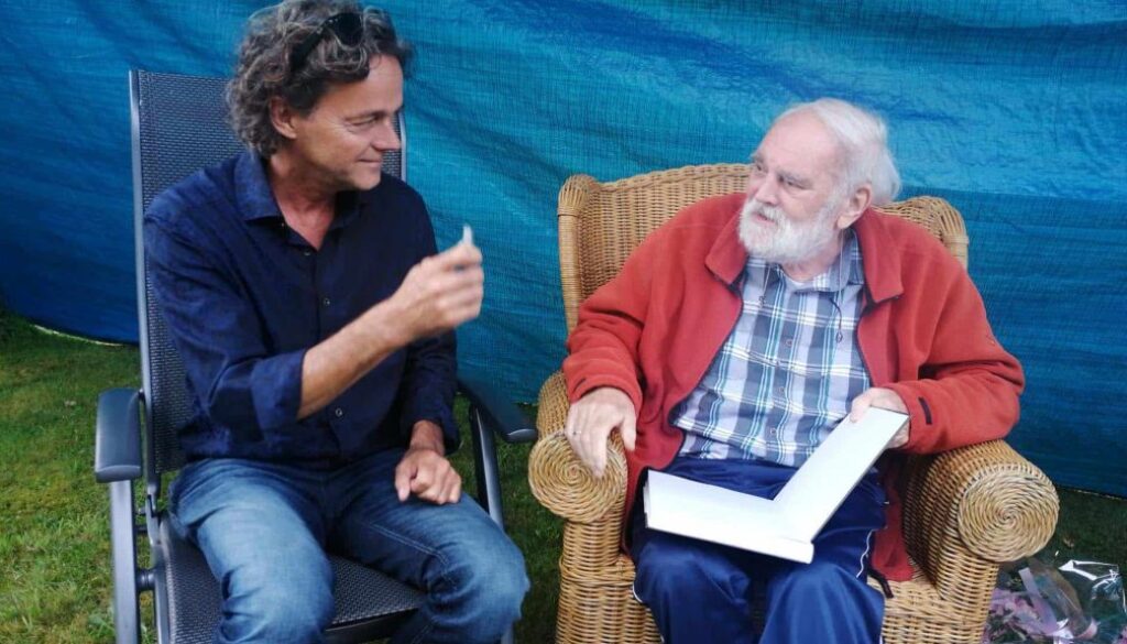 2._Oud_winnaar_Henk_Ruiter_l_en_titelopvolger_Harm_Piek_r_in_gesprek