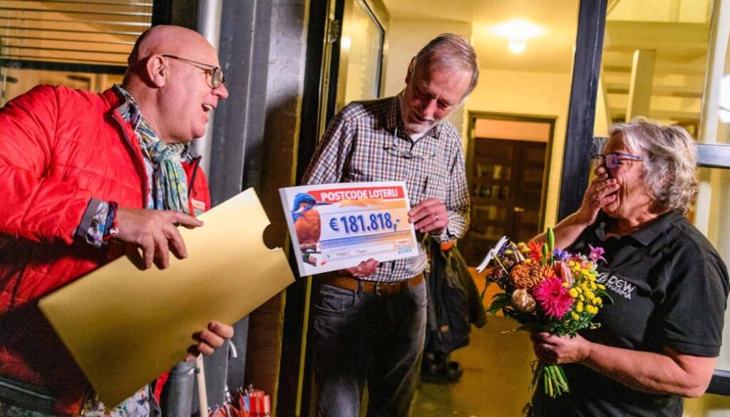 Domien-en-Marianne-verrast-door-Postcode-Loterij-ambassadeur-Gaston-Starreveld-met-181.818-euro