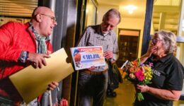 Domien-en-Marianne-verrast-door-Postcode-Loterij-ambassadeur-Gaston-Starreveld-met-181.818-euro