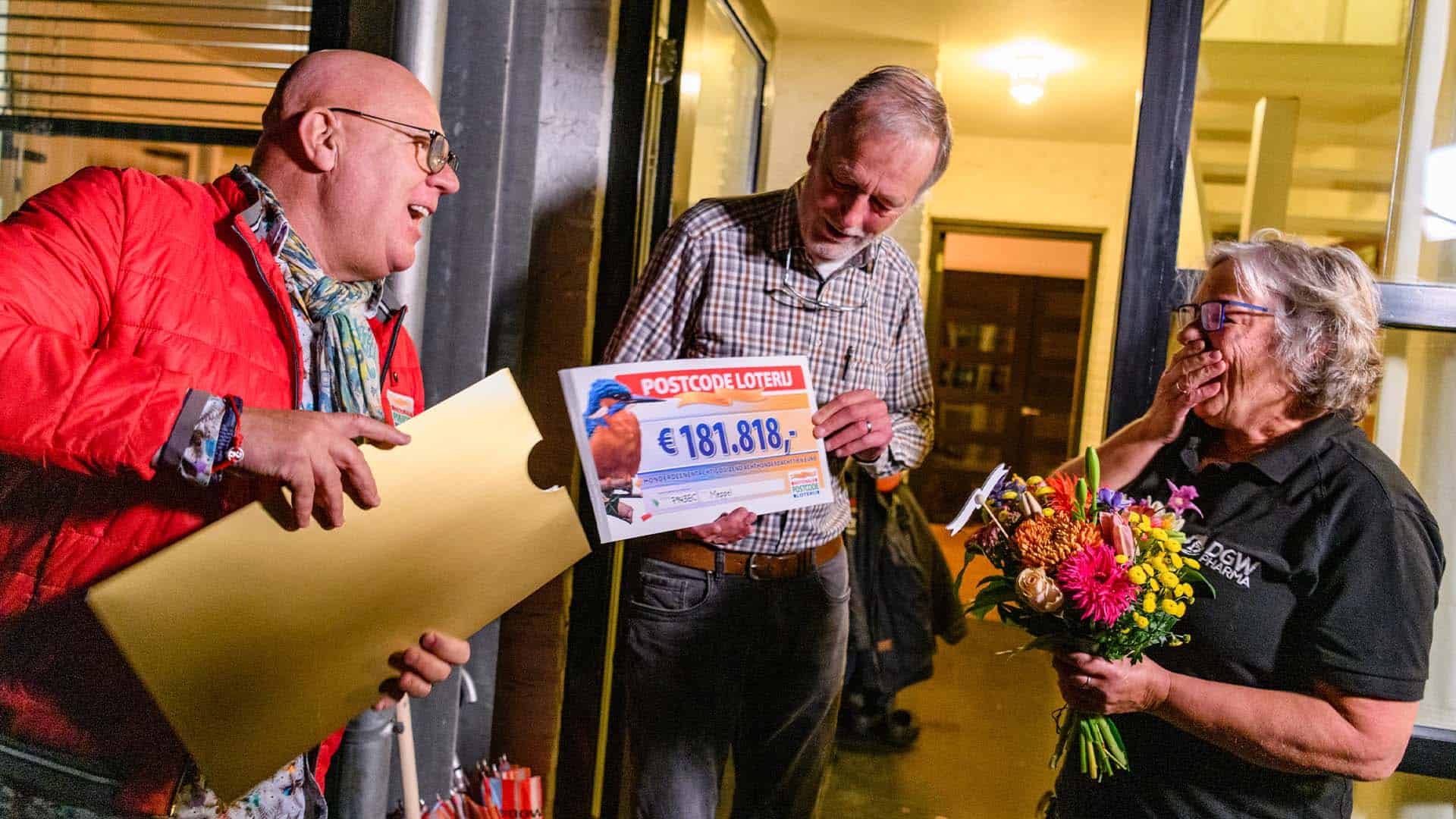 Domien-en-Marianne-verrast-door-Postcode-Loterij-ambassadeur-Gaston-Starreveld-met-181.818-euro